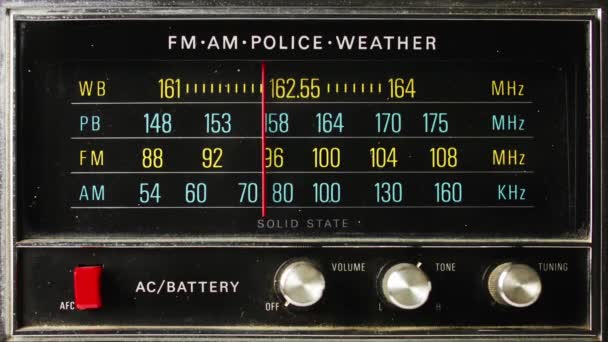 오래된 복고풍 라디오의 클로즈업 — 비디오