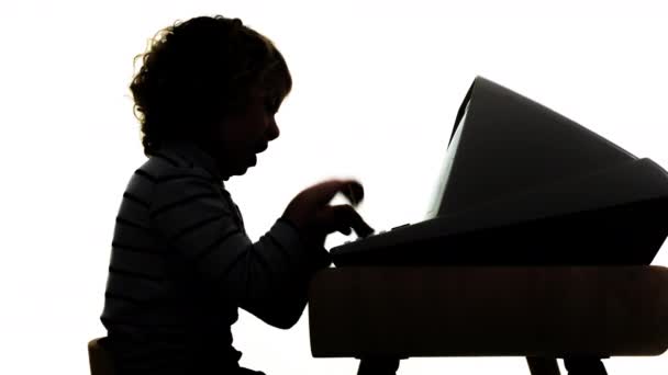 ヴィンテージコンピュータ上の小さな子供 — ストック動画