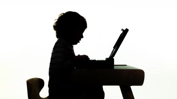Eski Bir Bilgisayarda Küçük Bir Çocuk — Stok video