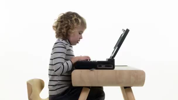 Ένα Μικρό Παιδί Έναν Παλιό Υπολογιστή — Αρχείο Βίντεο