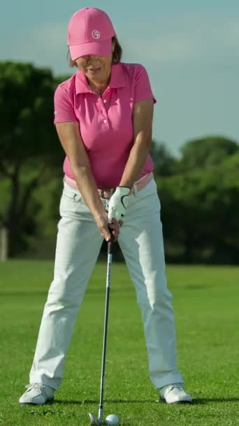 Senior Kvinnlig Golfspelare Vertikal Video — Stockvideo