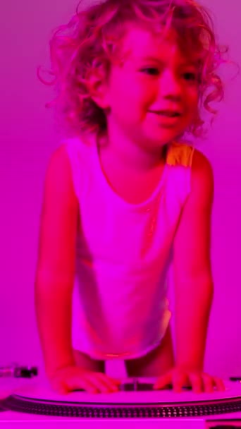Ένα Χαριτωμένο Μικρό Κορίτσι Ακουστικά Έγχρωμο Φωτισμό Ντίσκο Κάθετη — Αρχείο Βίντεο