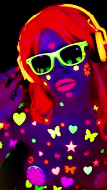 Прохолодна Танцююча Жінка Ультрафіолетовому Флуоресцентному Одязі Макіяжі Вертикальному — стокове відео