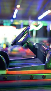 Bir lunaparkta arka planda odak ışıkları olmayan çarpışan arabalar