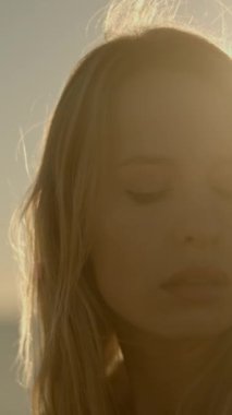 Sahilde kadın model dikey formatta