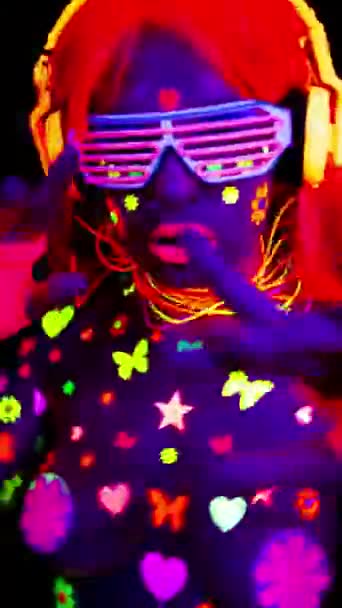 Крутая Танцовщица Ультрафиолетовой Флуоресцентной Одежде Макияже Вертикали — стоковое видео
