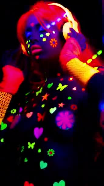Прохолодна Танцююча Жінка Ультрафіолетовому Флуоресцентному Одязі Макіяжі Вертикальному — стокове відео