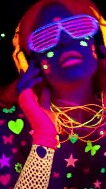 Une Danseuse Cool Portant Des Vêtements Fluorescents Maquillage Vertical — Video