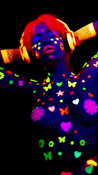 Uma Dançarina Legal Vestindo Roupas Fluorescentes Maquiagem Vertical — Vídeo de Stock