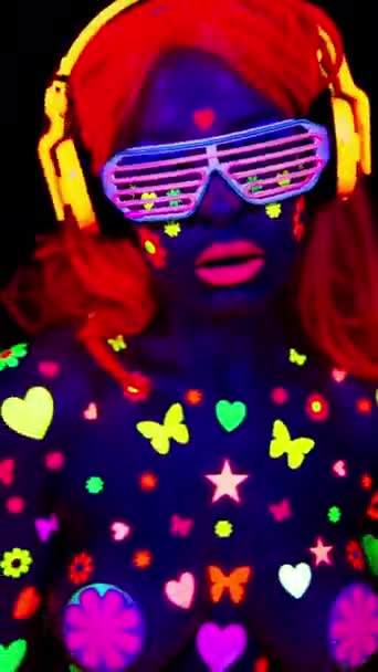 Une Danseuse Cool Portant Des Vêtements Fluorescents Maquillage Vertical — Video