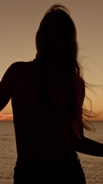 Kvinnlig Modell Stranden Vertikalt Format — Stockvideo