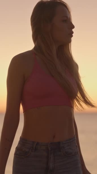 Ženský Model Pláži Vertikálním Formátu — Stock video
