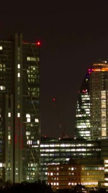 İnanılmaz Londra şehrinin ufuk çizgisi zaman çizelgesi dikey olarak yüksek görüş açısına sahip