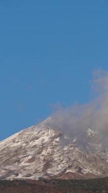 Tenerife 'deki el teide volkanı dikey biçimde