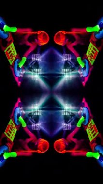 Havalı bir DJ kadın UV floresan giyiniyor ve dikey makyaj yapıyor.