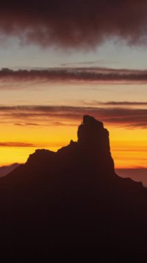 Bulutların üzerinde el roque de los muchachos, la palma dikey formatta