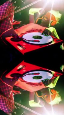 Havalı bir DJ kadın UV floresan giyiniyor ve dikey makyaj yapıyor.