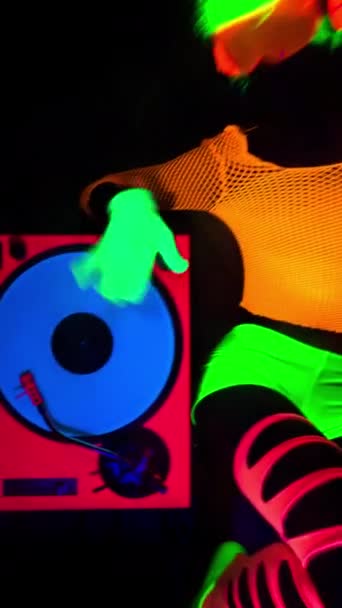 Крутая Женщина Джей Ультрафиолетовой Одежде Макияже Вертикали — стоковое видео