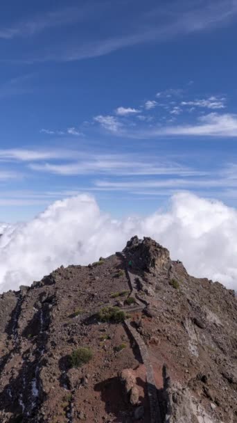 在Elroque Los Muchachos的云彩之上 是垂直形式的帕尔马 — 图库视频影像