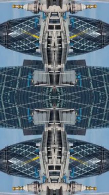 İnanılmaz Londra şehrinin ufuk çizgisi zaman çizelgesi dikey olarak soyut aynalı desene dönüştü