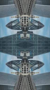 İnanılmaz Londra şehrinin ufuk çizgisi zaman çizelgesi dikey olarak soyut aynalı desene dönüştü