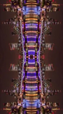 İnanılmaz Londra şehrinin ufuk çizgisi zaman çizelgesi dikey olarak soyut aynalı desene dönüştü