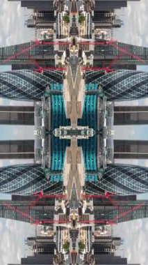 İnanılmaz Londra şehrinin ufuk çizgisi zaman çizelgesi dikey olarak soyut aynalı desene dönüştü