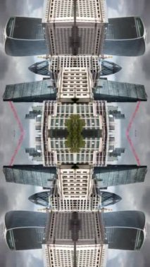 İnanılmaz Londra şehrinin ufuk çizgisi zaman çizelgesi dikey olarak soyut aynalı desene dönüştü