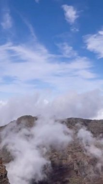 Bulutların üzerinde el roque de los muchachos, la palma dikey formatta