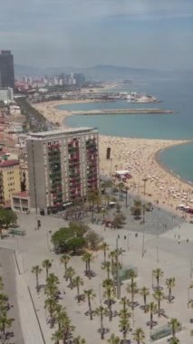 Barselona ufuk çizgisi dikey olarak yüksek görüş açısına sahip. 