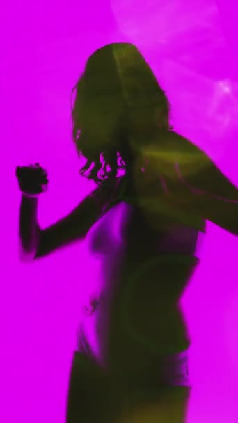 垂直に美しい女性の影のシルエットダンサー — ストック動画
