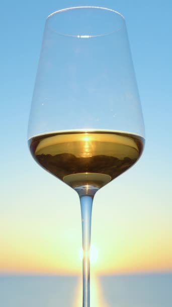 Bicchiere Con Vino Bianco Spumante Mare Cielo Sullo Sfondo All — Video Stock