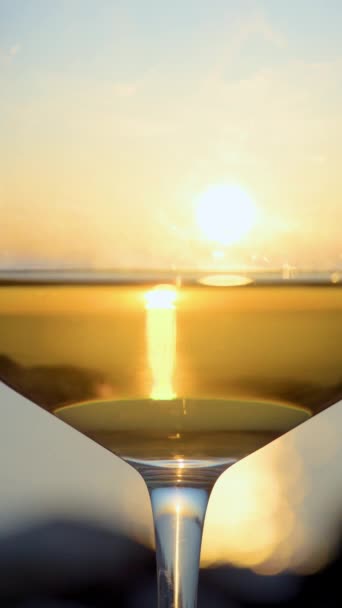 Склянка Білим Вином Ігристим Морем Небом Задньому Плані Світанку Або — стокове відео