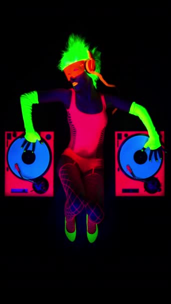 Прохолодна Діджея Жінка Ультрафіолетовому Флуоресцентному Одязі Макіяжі Вертикально — стокове відео