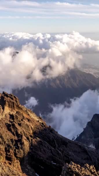 エルロックデの雲の上には 垂直フォーマットのラパルマが失われます — ストック動画