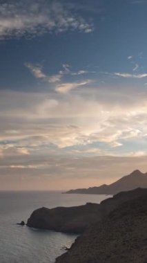 Cabo de Gata 'daki vahşi kıyı şeridi, İspanya dikey
