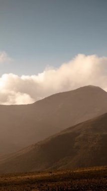 Lanzarote 'deki Timanfaya Ulusal Parkı üzerindeki bulutların dikey zamanı 