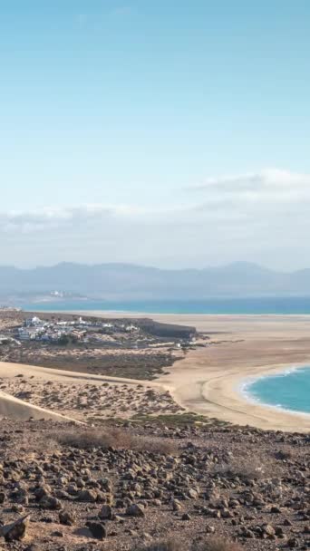 弗尔特文图拉Sotavento Jadia海滩上的陡峭沙丘 背景为垂直海 — 图库视频影像