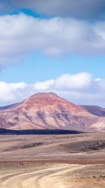 Lanzarote Deki Timanfaya Ulusal Parkı Üzerindeki Bulutların Dikey Zamanı — Stok video