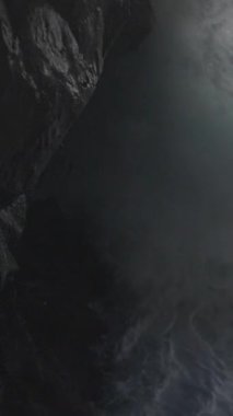 Lanzarote 'deki Los Hervideros kıyı şeridi, dikey kanarya adaları