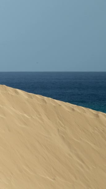 Duna Areia Íngreme Praia Sotavento Jadia Fuerteventura Com Mar Fundo — Vídeo de Stock