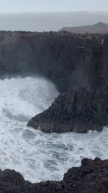 Lanzarote 'deki Los Hervideros kıyı şeridi, dikey kanarya adaları