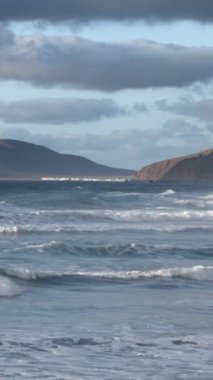  Famara Sahili Lanzarote, Kanarya Adaları. dikey video 