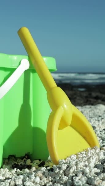 プラスチック製のバケツと 垂直の海とブラックサンドビーチのスパイド — ストック動画