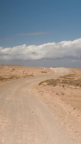 在西班牙加那利群岛兰萨罗特岛的一条土路上驾驶的Pov 垂直行驶 — 图库视频影像