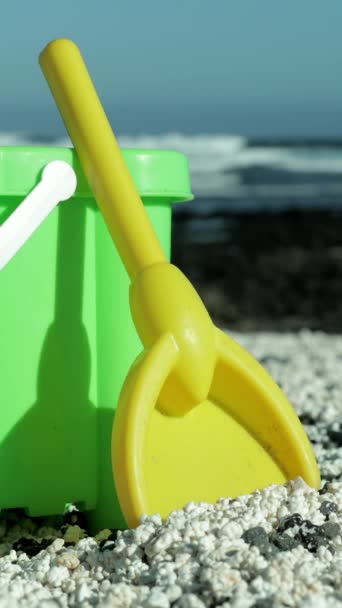 Primer Plano Cubo Plástico Pala Una Playa Arena Negra Con — Vídeos de Stock