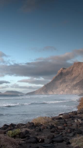 Famara Sahili Lanzarote Kanarya Adaları Dikey Video — Stok video