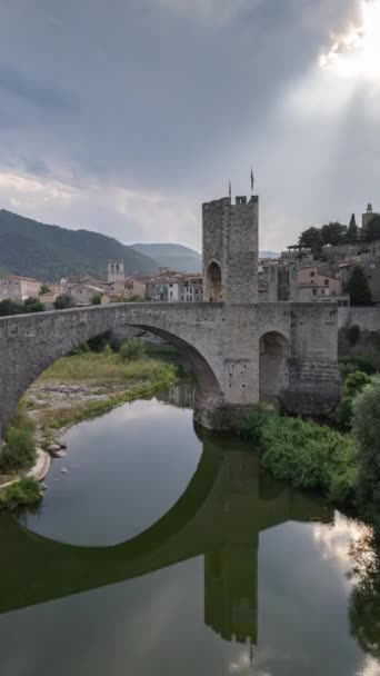 Včasné Záběry Klidné Říční Scény Románským Mostem Století Besalu Girona — Stock video