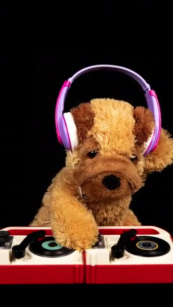 Ένα Αρκουδάκι Stop Motion Φορώντας Ακουστικά Djing Πικάπ Κάθετα — Αρχείο Βίντεο