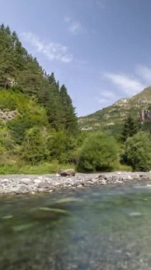 Aragon İspanya 'daki Monte Pedido Doğal Parkı' ndaki manzara zamanı dikey İspanya